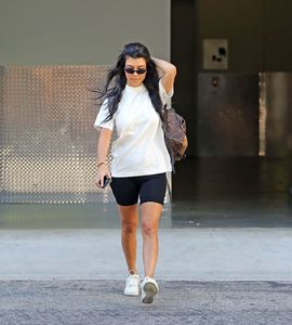 kourtney-kardashian-running-errands-in-calabasas-ca-06-27-2017-10.jpg
