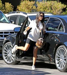 kourtney-kardashian-running-errands-in-calabasas-ca-06-27-2017-12.jpg