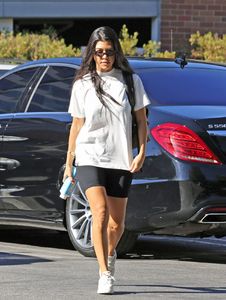 kourtney-kardashian-running-errands-in-calabasas-ca-06-27-2017-14.jpg