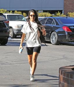 kourtney-kardashian-running-errands-in-calabasas-ca-06-27-2017-15.jpg