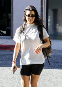 kourtney-kardashian-running-errands-in-calabasas-ca-06-27-2017-2.jpg