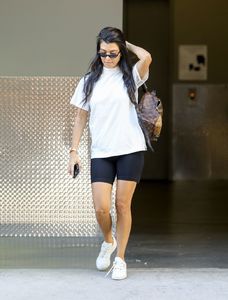 kourtney-kardashian-running-errands-in-calabasas-ca-06-27-2017-4.jpg