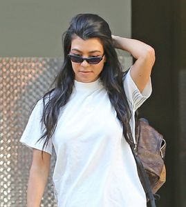 kourtney-kardashian-running-errands-in-calabasas-ca-06-27-2017-7.jpg