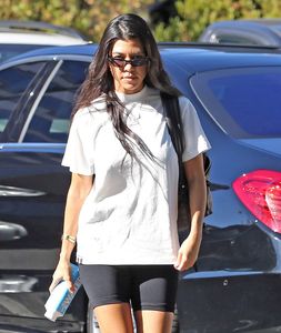 kourtney-kardashian-running-errands-in-calabasas-ca-06-27-2017-8.jpg