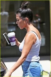 kourtney-kardashian-shows-off-legs-in-daisy-dukes-02.jpg