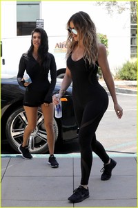 kourtney-khloe-kardashian-dance-class-together-03.jpg