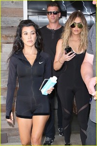 kourtney-khloe-kardashian-dance-class-together-04.jpg