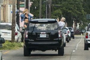 kristen-steart-and-stella-maxwell-out-in-new-orleans-05-29-2017_3.jpg