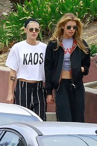 kristen-stewart-and-stella-maxwell-out-for-lunch-in-studio-city-06-08-2017_11.jpg