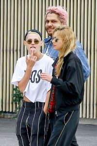 kristen-stewart-and-stella-maxwell-out-for-lunch-in-studio-city-06-08-2017_12.jpg