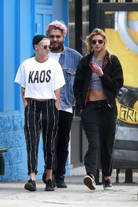 kristen-stewart-and-stella-maxwell-out-for-lunch-in-studio-city-06-08-2017_2.jpg