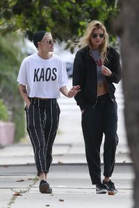 kristen-stewart-and-stella-maxwell-out-for-lunch-in-studio-city-06-08-2017_4.jpg