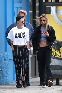kristen-stewart-and-stella-maxwell-out-for-lunch-in-studio-city-06-08-2017_6.jpg