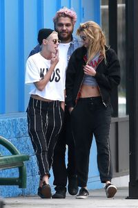 kristen-stewart-and-stella-maxwell-out-for-lunch-in-studio-city-06-08-2017_7.jpg