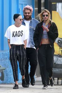 kristen-stewart-and-stella-maxwell-out-for-lunch-in-studio-city-06-08-2017_8.jpg