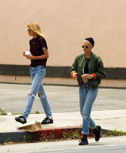 kristen-stewart-and-stella-maxwell-out-in-west-hollywood-06-01-2017_12.jpg