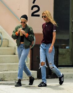 kristen-stewart-and-stella-maxwell-out-in-west-hollywood-06-01-2017_5.jpg