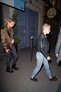 kristen-stewart-out-for-dinner-at-caviar-kaspia-in-paris-06-13-2017_1.jpg