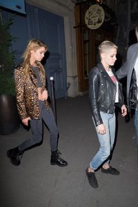 kristen-stewart-out-for-dinner-at-caviar-kaspia-in-paris-06-13-2017_11.jpg