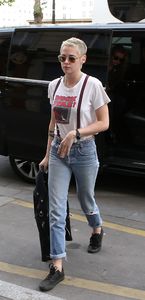 kristen-stewart-out-for-dinner-at-caviar-kaspia-in-paris-06-13-2017_4.jpg