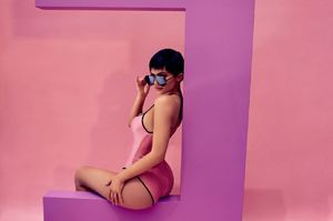 kylie-jenner-photoshoot-launches-sunglasses-range-with-eyewear-company-quay-australia-06-28-2017-9.jpg