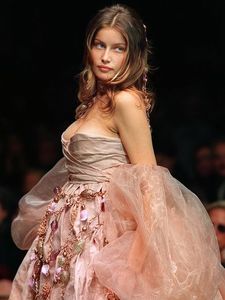 laetitia-casta-auf-und-abseits-des-laufstegs_gallery_large_portrait.thumb.jpg.d2d529600d027147097359d1d0154ff3.jpg
