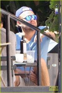 leonardo-dicaprio-grabs-lunch-with-friends-in-beverly-hills01.jpg