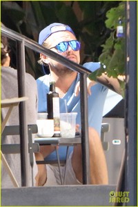leonardo-dicaprio-grabs-lunch-with-friends-in-beverly-hills03.jpg