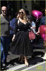mariah-carey-holds-pink-heart-balloon-in-the-city-of-love-02.jpg