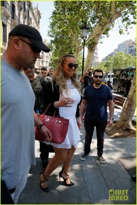 mariah-carey-holds-pink-heart-balloon-in-the-city-of-love-06.jpg