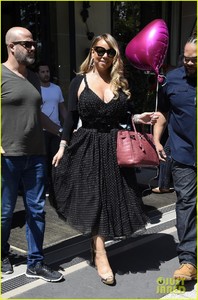 mariah-carey-holds-pink-heart-balloon-in-the-city-of-love-07.jpg