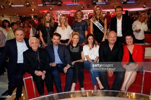 michel-drucker-charles-aznavour-clovis-cornillac-lilou-fogli-melanie-picture-id471595228.jpg