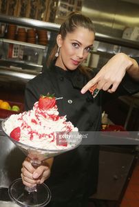miss-universe-2017-iris-mittenaere-visit-buca-di-beppo-times-square-picture-id698475448.jpg