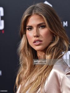 model-kara-del-toro-arrives-at-the-premiere-of-summit-entertainments-picture-id599515326.jpg