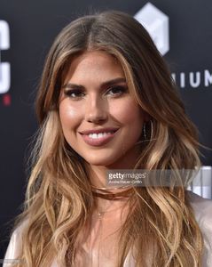 model-kara-del-toro-arrives-at-the-premiere-of-summit-entertainments-picture-id599515336.jpg