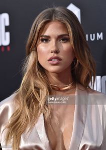 model-kara-del-toro-arrives-at-the-premiere-of-summit-entertainments-picture-id599515382.jpg