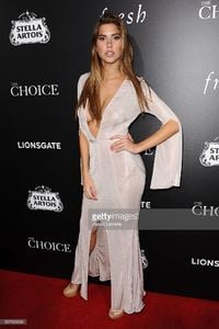 model-kara-del-toro-attends-the-premiere-of-the-choice-at-arclight-picture-id507950696.jpg
