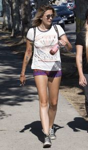 paris-jackson-leggy-in-shorts-melrose-avenue-in-los-angeles-06-17-2017-12.jpg