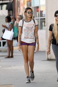 paris-jackson-leggy-in-shorts-melrose-avenue-in-los-angeles-06-17-2017-17.jpg