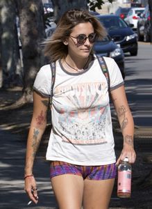 paris-jackson-leggy-in-shorts-melrose-avenue-in-los-angeles-06-17-2017-2.jpg