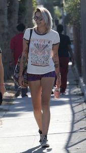 paris-jackson-leggy-in-shorts-melrose-avenue-in-los-angeles-06-17-2017-5.jpg