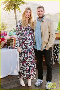 pregnant-whitney-port-cradles-baby-bump-at-her-baby-shower-01.jpg