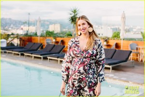 pregnant-whitney-port-cradles-baby-bump-at-her-baby-shower-11.jpg