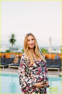 pregnant-whitney-port-cradles-baby-bump-at-her-baby-shower-14.jpg