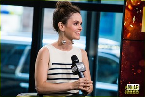 rachel-bilson-stuns-in-three-outfits-while-promoting-nashville10.jpg