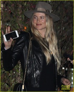 rosie-grabs-dinner-with-behati-prinsloo-in-malibu02.jpg