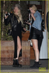 rosie-grabs-dinner-with-behati-prinsloo-in-malibu04.jpg