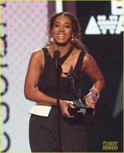 solange-knowles-bet-awards-2017-04.jpg