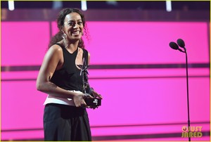 solange-knowles-bet-awards-2017-06.jpg