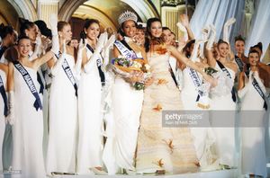 sonia-rolland-nouvelle-miss-france-entoure-des-participantes-et-de-picture-id638527998.jpg